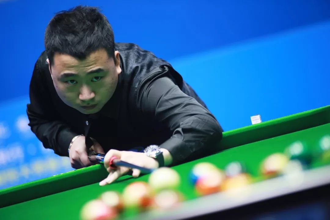 不容小觑的 不容小觑的